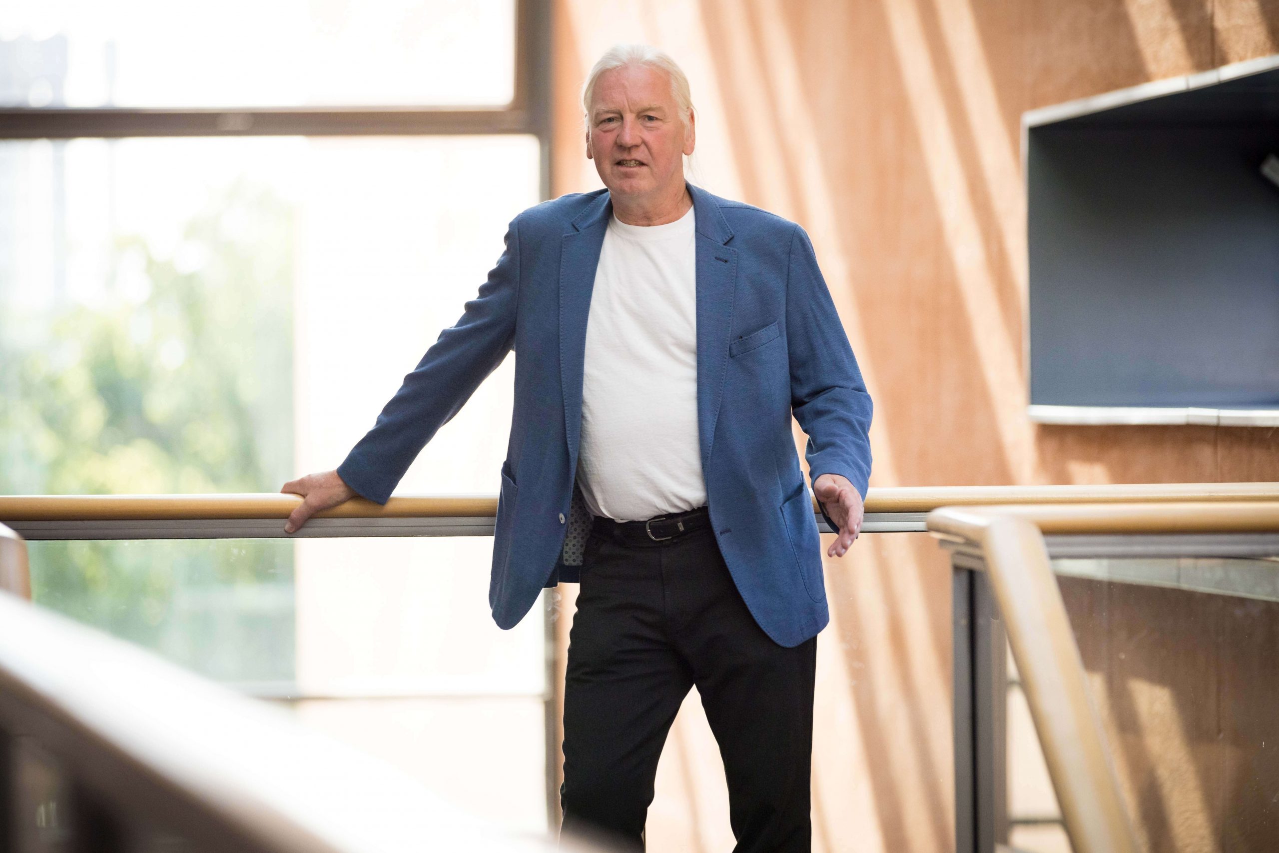 Gottfried Hoffmann an einem Geländer